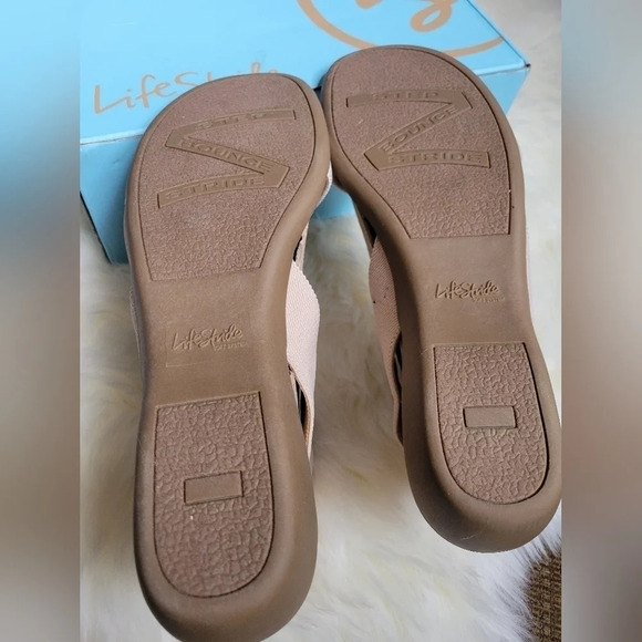 LifeStride Tandy Taupe Sandals - Picture 11 of 11